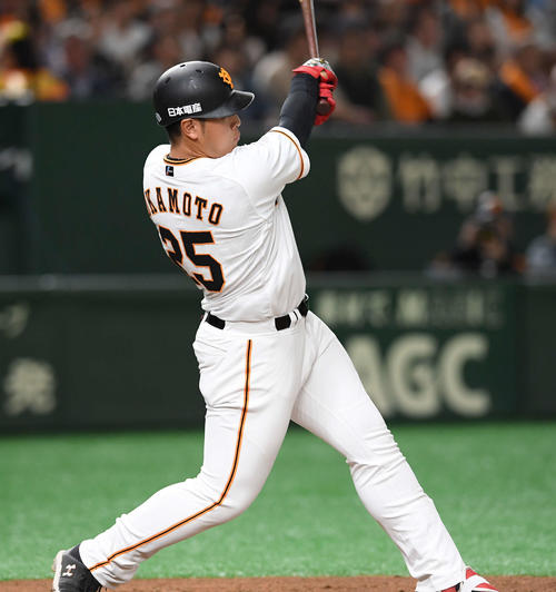 巨人対ヤクルト　1回裏巨人2死一塁、左越え2点本塁打を放つ岡本（撮影・鈴木みどり）