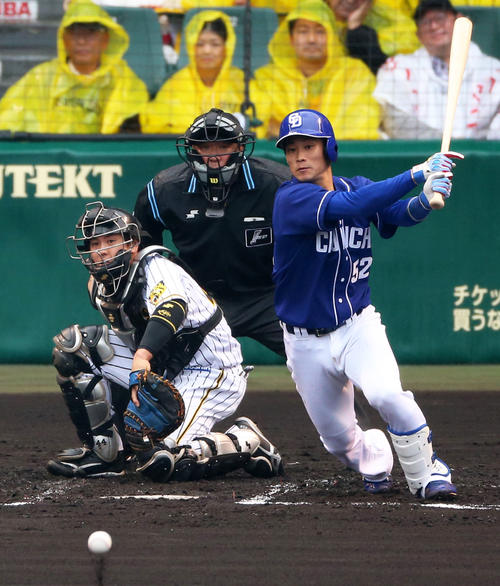 2回表中日1死三塁、加藤匠馬は先制の中前適時打を放つ（撮影・上山淳一）