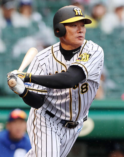 阪神対中日　4回裏阪神1死二塁、福留は右前適時打を放つ（撮影・加藤哉）