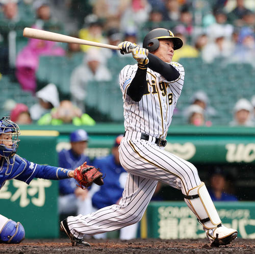 阪神対中日　4回裏阪神1死二塁、福留は右前適時打を放つ（撮影・加藤哉）