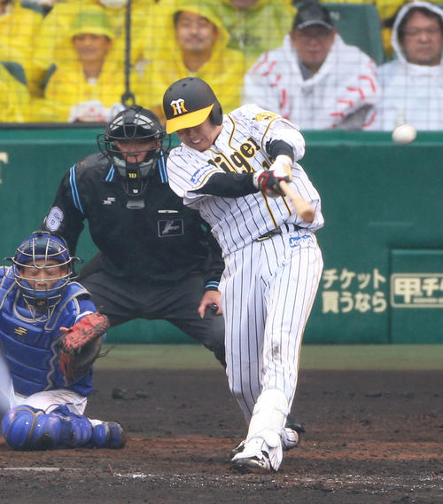阪神対中日　4回裏阪神1死二、三塁、西勇輝は左前適時打を放つ（撮影・上山淳一）