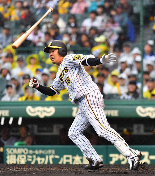 阪神対中日　4回裏阪神1死二、三塁、左前に適時打を放つ西勇輝（撮影・上田博志）