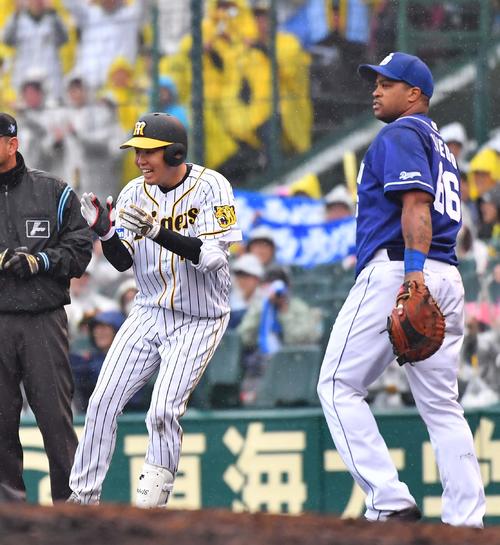 阪神対中日　4回裏阪神1死二、三塁、左前に適時打を放ち手を叩いて喜ぶ西勇輝（撮影・上田博志）