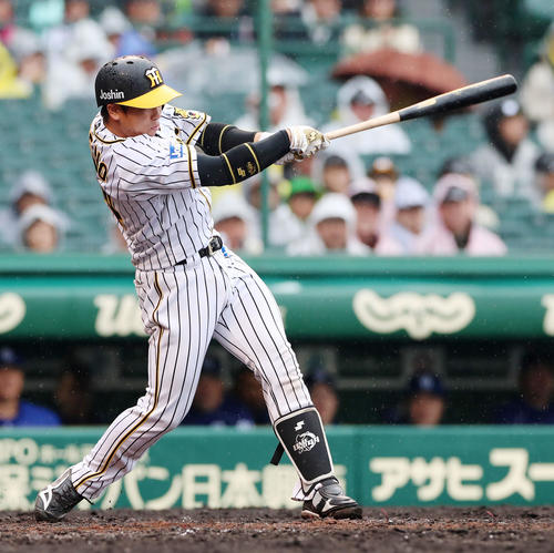 阪神対中日　4回裏阪神1死一、二塁、梅野隆太郎は中前適時打を放つ（撮影・加藤哉）
