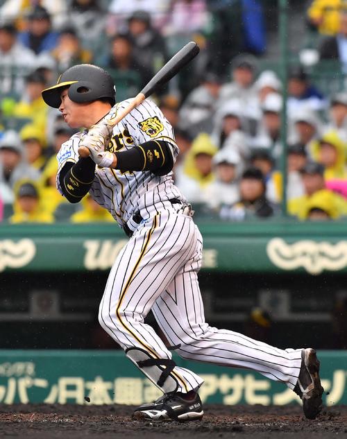 阪神対中日　4回裏阪神1死一、二塁、中前に勝ち越し適時打を放つ梅野隆太郎（撮影・上田博志）