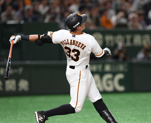 巨人対ヤクルト　3回裏巨人2死一塁、左越え2点本塁打を放つビヤヌエバ（撮影・鈴木みどり）