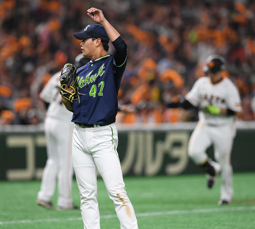 巨人対ヤクルト　3回裏巨人2死一塁、丸に中越え2点本塁打を浴びる高橋（撮影・鈴木みどり）