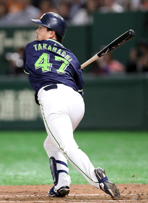 巨人対ヤクルト　3回表ヤクルト2死一塁、プロ初安打となる左前打を放つ高橋（撮影・狩俣裕三）