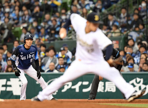 西武対オリックス　7回裏西武無死一塁、栗山巧の代走で塁に出る源田（撮影・たえ見朱実）