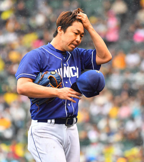 阪神対中日　4回途中5失点で降板する吉見一起（撮影・上田博志）