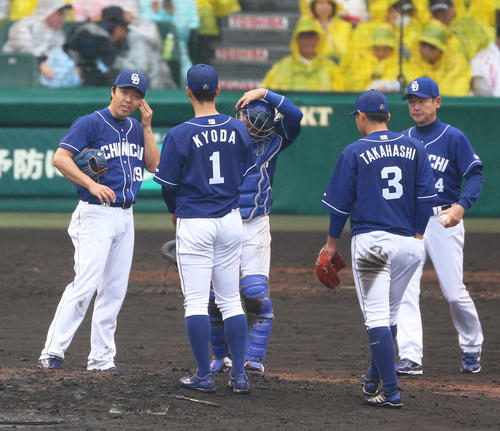 阪神対中日　4回裏阪神1死二、三塁、吉見一起（左）は西勇輝に左前2点適時打を浴び降板となる（撮影・上山淳一）