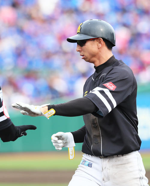 楽天対ソフトバンク　7回表ソフトバンク1死、福田はこの日猛打賞となる左前打を放つ（撮影・足立雅史）