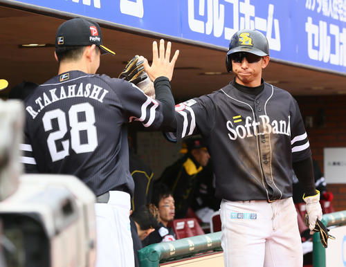 楽天対ソフトバンク　6回表ソフトバンク1死満塁、上林の右前2点適時打で生還し高橋礼（左）とタッチを交わす福田（撮影・足立雅史）