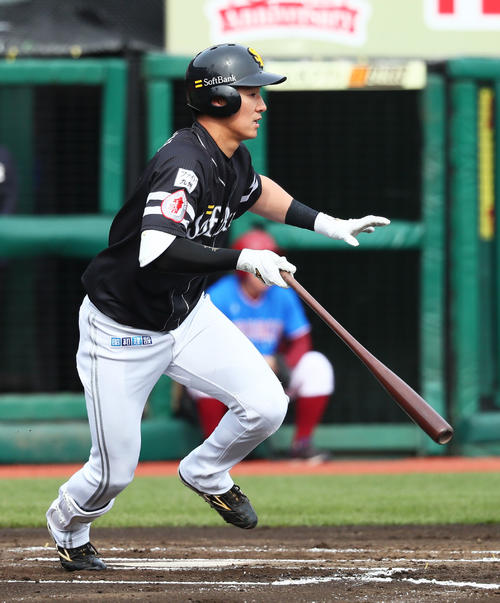 楽天対ソフトバンク　6回表ソフトバンク1死満塁、右前2点適時打を放つ上林（撮影・足立雅史）