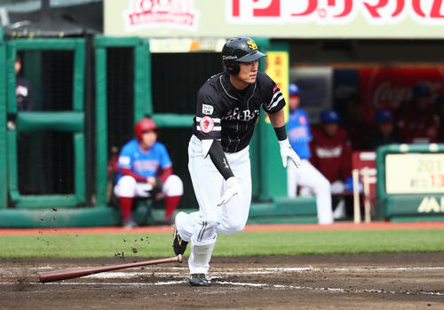 楽天対ソフトバンク　6回表ソフトバンク1死満塁、右前2点適時打を放つ上林（撮影・足立雅史）
