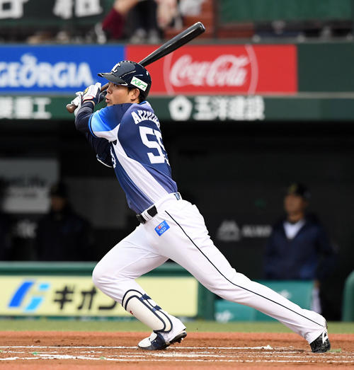 西武対オリックス　6回裏西武1死一、二塁、右越えに2点適時三塁打を放つ秋山（撮影・たえ見朱実）