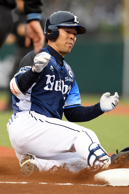 西武対オリックス　6回裏西武1死一、二塁、右越えに2点適時三塁打を放った秋山（撮影・たえ見朱実）