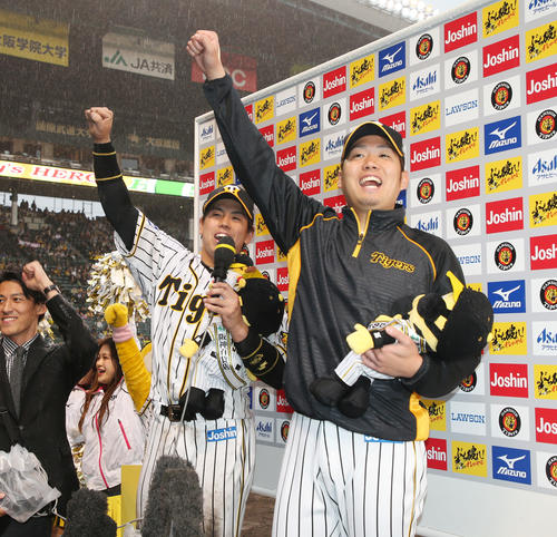 阪神対中日　勝利投手の西（右）と梅野はお立ち台で「あさっても勝つばい！」と気勢を上げる（撮影・加藤哉）