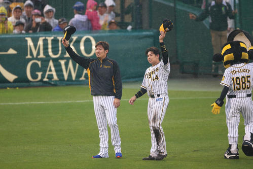 阪神対中日　ヒーローの西勇輝（左）と梅野隆太郎はスタンドのファンにあいさつする（撮影・上山淳一）