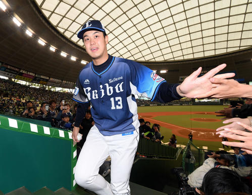 西武対オリックス　オリックスに勝利しファンとハイタッチする西武高橋光（撮影・たえ見朱実）