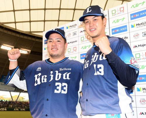 西武対オリックス　お立ち台で笑顔を見せる西武山川（左）と高橋光（撮影・たえ見朱実）