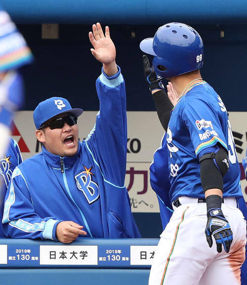DeNA対広島　8回裏DeNA1死、本塁打を放ったソト（右）を迎える筒香（撮影・河野匠）