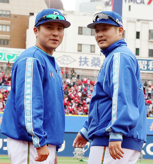 DeNA対広島　試合後の勝利セレモニーで並ぶ筒香（右）と佐野（撮影・河野匠）