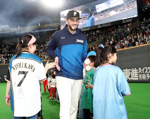 日本ハム対ロッテ　試合後、子どもたちとタッチするハンコック（撮影・黒川智章）