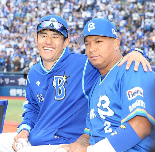 DeNA対広島　試合後、笑顔で肩を組む井納（左）とロペス（撮影・河野匠）