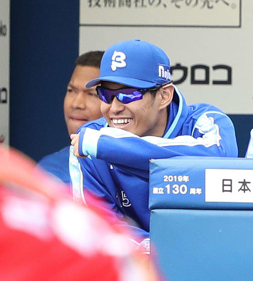 DeNA対広島　勝ち投手の権利を持って降板した井納は笑顔で戦況を見つめる（撮影・河野匠）