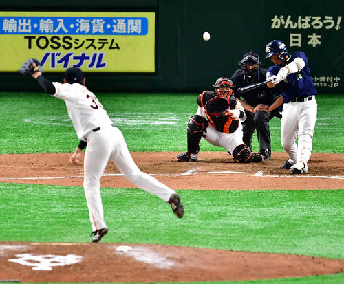 巨人対ヤクルト　7回表ヤクルト1死二塁、代打西田は桜井（手前）から中適時二塁打を放つ（撮影・小沢裕）