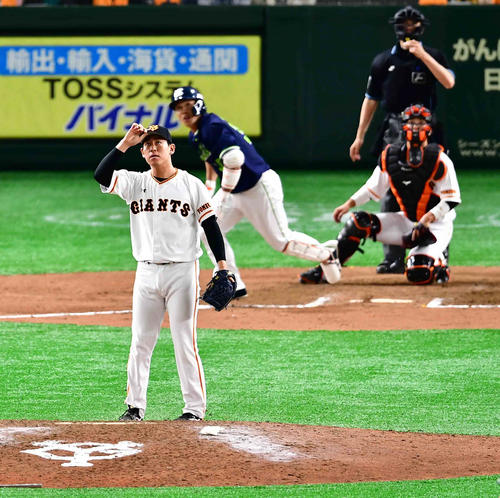 巨人対ヤクルト　7回表ヤクルト1死二塁、巨人4番手で登板した桜井（左）は代打西田に中適時二塁打を許す（撮影・小沢裕）