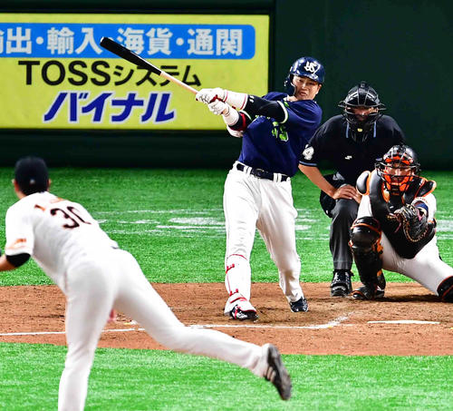 5回表ヤクルト無死、村上は宮国（手前）から右越えに勝ち越しのソロ本塁打を放つ（撮影・小沢裕）