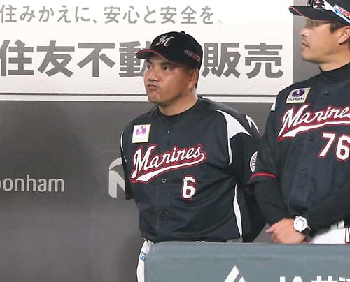 日本ハム対ロッテ　ベンチで渋い表情の井口監督（撮影・黒川智章）