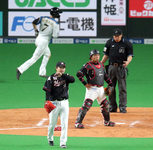 日本ハム対ロッテ　7回裏日本ハム2死一、二塁、勝ち越しを許しがっかりするロッテ田村（右奥）と松永（撮影・佐藤翔太）　　