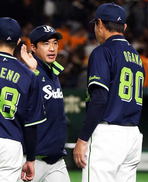 試合後、小川監督（右）とタッチを交わす2勝目を挙げた五十嵐（撮影・狩俣裕三）