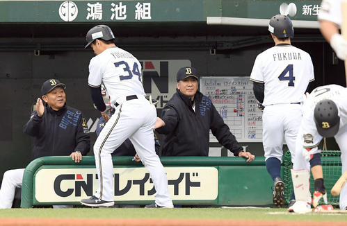 西武対オリックス　6回表オリックス無死一塁、高橋光成から3号2点本塁打を放った吉田正は西村監督の出迎えを受ける（撮影・たえ見朱実）