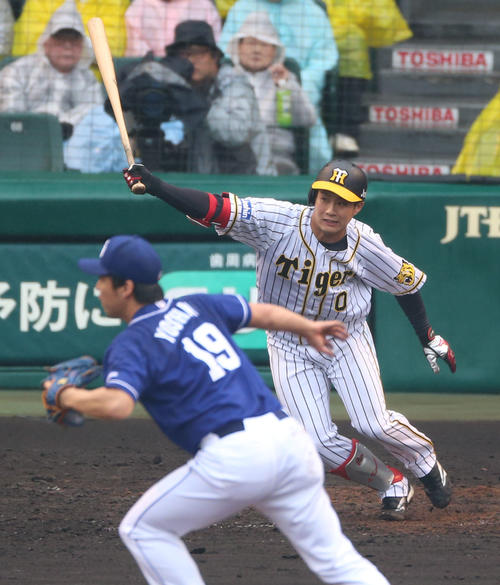 4回裏阪神1死一、二塁、木浪は右前適時打を放つ。投手吉見（撮影・上山淳一）