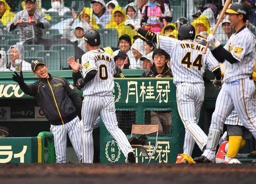 4回裏阪神1死二、三塁、西の適時打で生還した梅野（右）、木浪を笑顔で迎える矢野監督（撮影・上田博志）