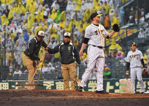 砂を入れて整備されたマウンドに上がるピアース・ジョンソン（撮影・上田博志）