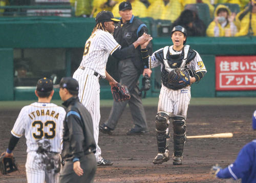 梅野（右）は試合を締めたドリスと気合の表情でタッチを交わす（撮影・上山淳一）
