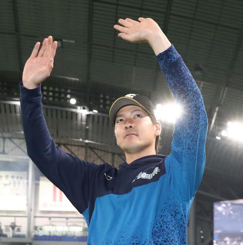 日本ハム対ロッテ　試合後、ファンに手を振る有原（撮影・黒川智章）