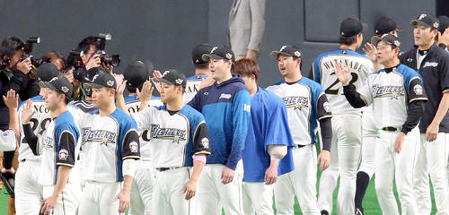 日本ハム対ロッテ　試合終了後、日本ハムナインを出迎える有原（中央）（撮影・佐藤翔太）　　
