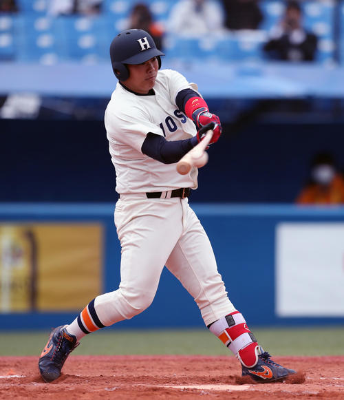 法大対東大　7回表法大2死一、二塁、右前適時打を放つ伊藤（撮影者・大野祥一）