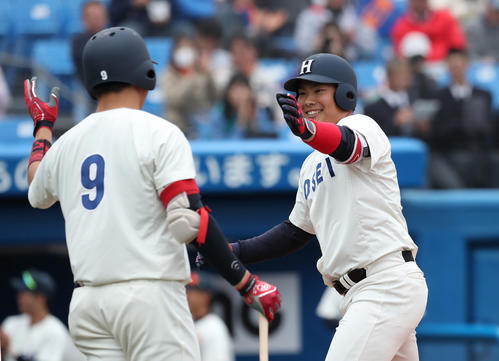 3回表法大2死、本塁打を放ち、笑顔でハイタッチする伊藤（右）（撮影者・大野祥一）