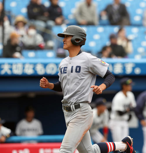立大対慶大　3回裏慶大無死二、三塁、中村の適時打で生還する柳町（撮影者・大野祥一）