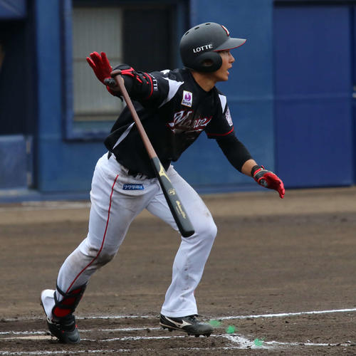 日本ハム対ロッテ　7回表ロッテ無死一塁で右前打を放つロッテ藤原（撮影・山崎純一）