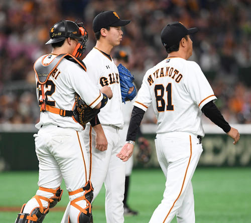 巨人対ヤクルト　3回表ヤクルト2死一塁、高橋に安打を浴びた後、畠（中央）のもとに集まる宮本投手コーチ（右）と小林（撮影・鈴木みどり）