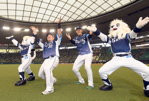 西武対オリックス　オリックスに快勝しファンとともに「どすこい」ポーズを決める西武山川（左）と高橋光（撮影・たえ見朱実）