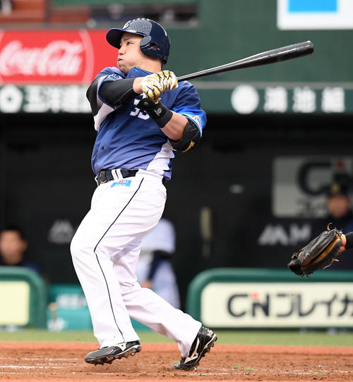 西武対オリックス　5回裏西武無死一、二塁、6号3点本塁打を放つ山川（撮影・たえ見朱実）